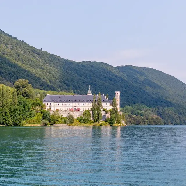Le lac du Bourget et l'abbaye d'Hautecombe
