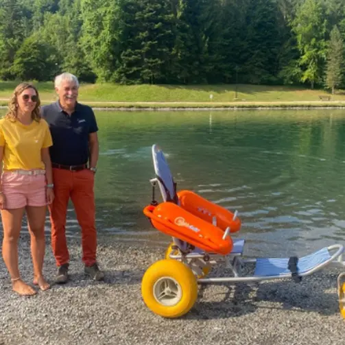 Prêt de fauteuil roulant de plage (Tiralo) au Lac aux Dames pour les personnes à mobilité réduite_Samoëns