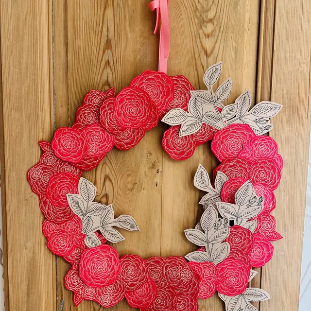 Grasse : Atelier couronnes de fleurs en papier parfumées_Grasse