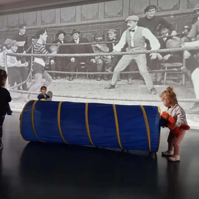 Bébé bouge au musée