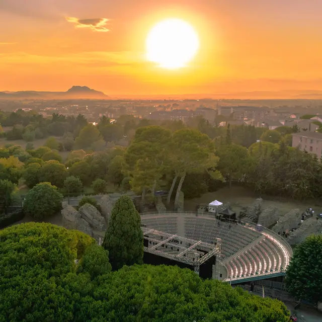 Vue aérienne sur le théâtre romain Fréjus