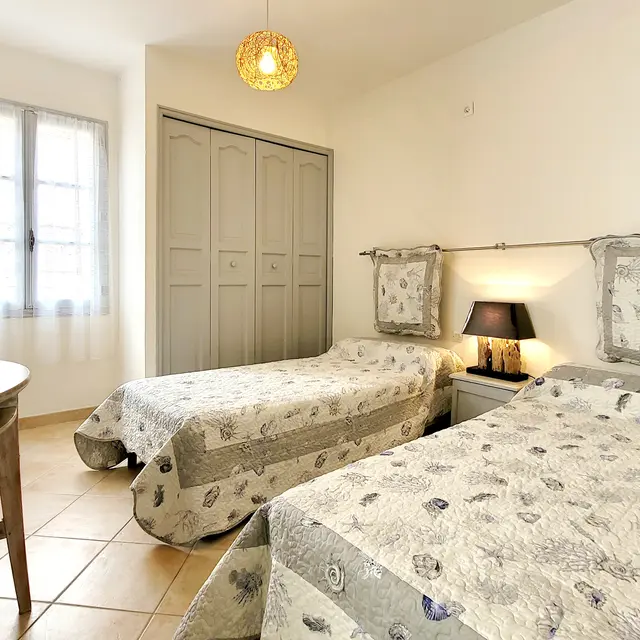 Chambre avec 2 lits en 90