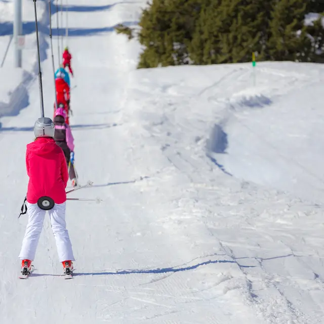 Skieur sur le teleski du Bois Noir à Névache