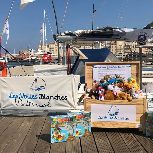 Arrivée du « Pirate Blanc » à Saint-Tropez / Opération caritative « Les Voiles Blanches »_Saint-Tropez