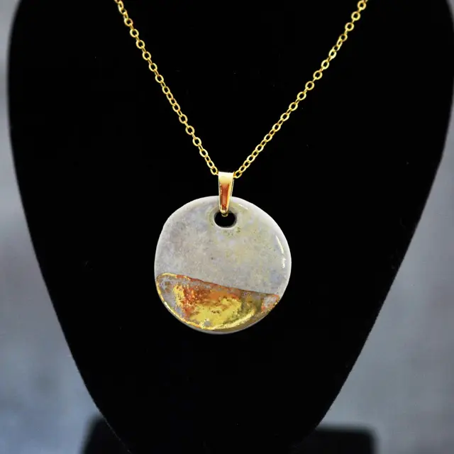 Collier Medaillon Blanc et Or Nacre pour femme