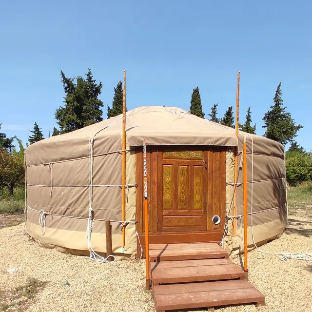 La Yourte de l'Oiselet à Sarrians