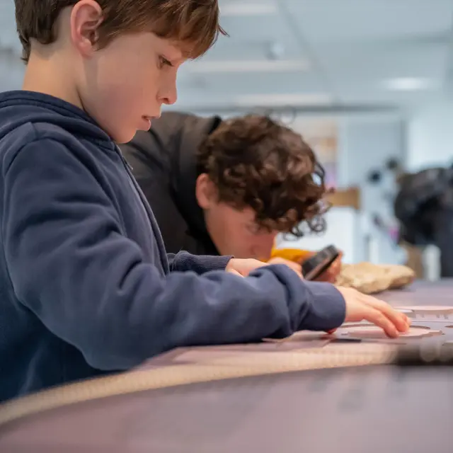 Enfants qui utilisent une loupe