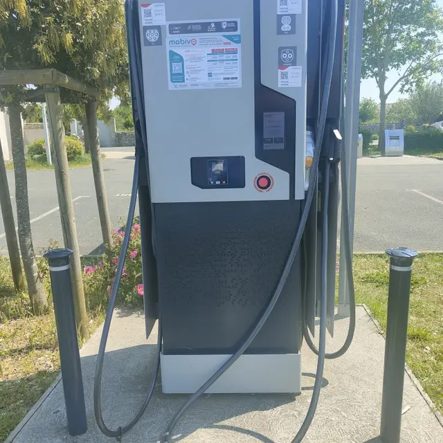 Borne de recharge pour voitures électriques à La Flotte - Parking de la Base nautique_La Flotte