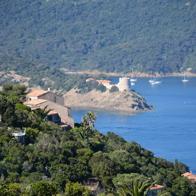 Le fort de Port Man et sa baie vu depuis l ile du levant
