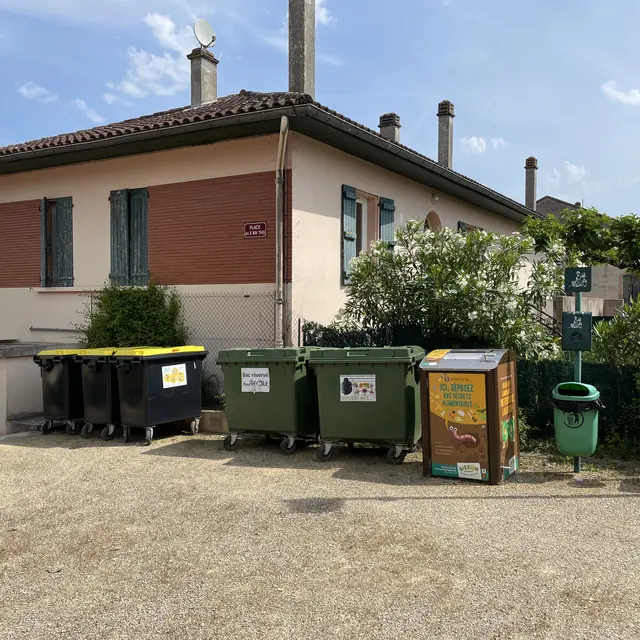 Bornes de tri sélectif Place du 8 Mai 1945_Meauzac