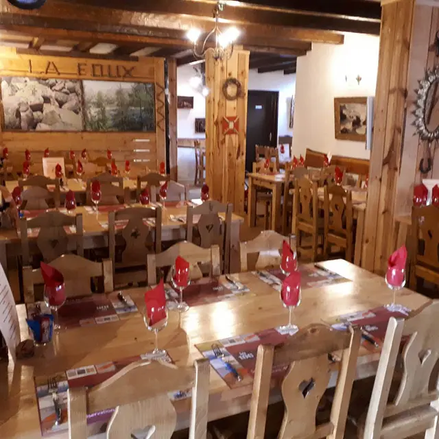 Salle du restaurant, décoration d'intérieur bois et montagne, tables et chaises
