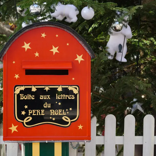 Boite aux lettres du Père Noël sur la place Portalis