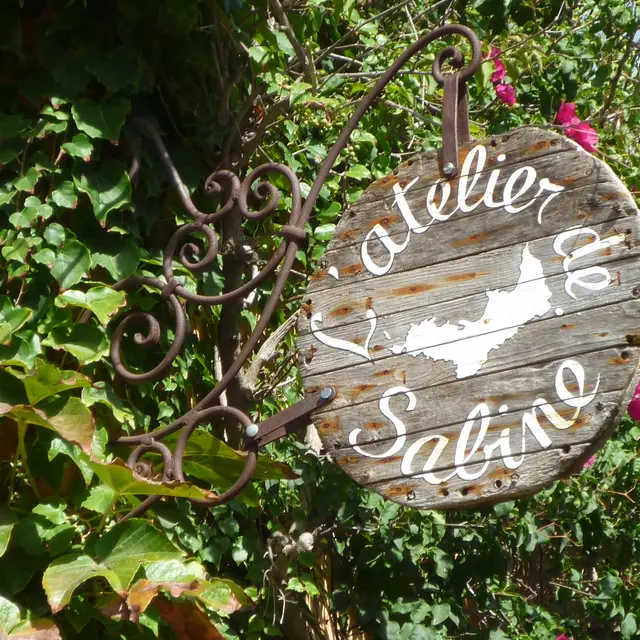L'Atelier de Sabine Artisanat île de Porquerolles peintures aquarelles bijoux cartes postales livres vêtements souvenirs Parc National