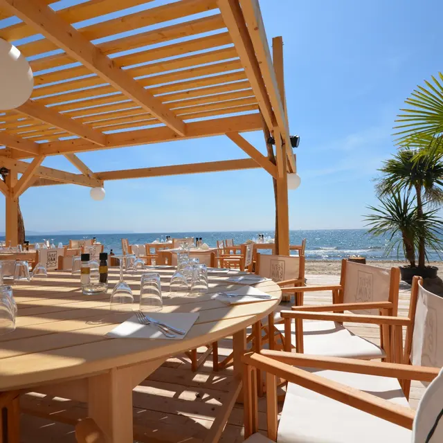 Restaurant de plage Le Petit Bain l'Ayguade le port d'Hyères