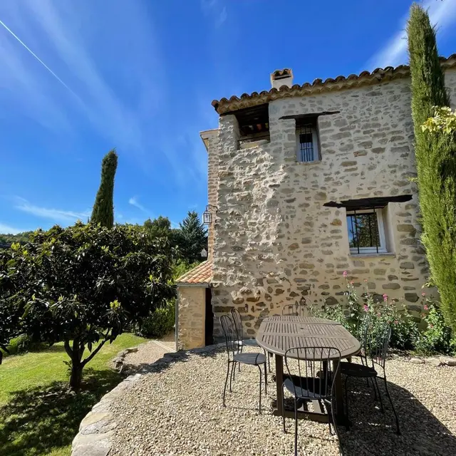 Extérieur - vue sur le bâtiment des chambres d'hôtes