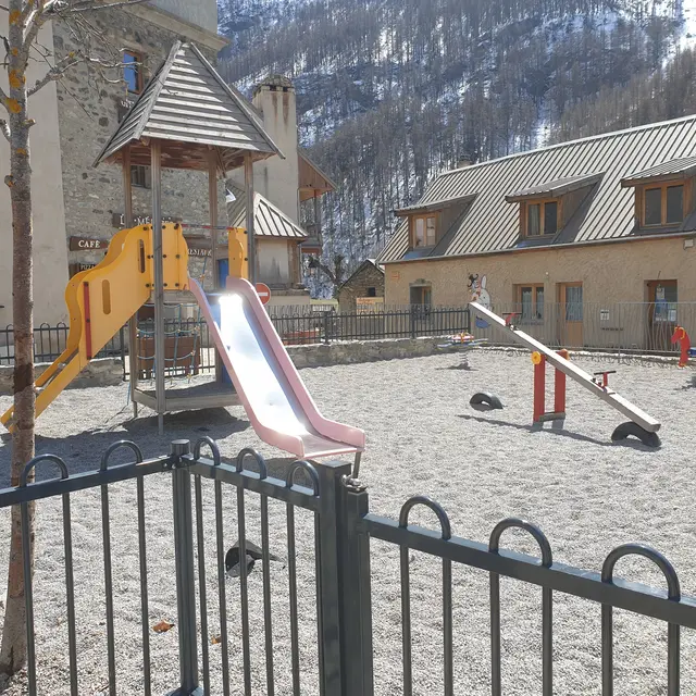 Le petit château multi activité sur la place de l'Eglise à Villar d'arène