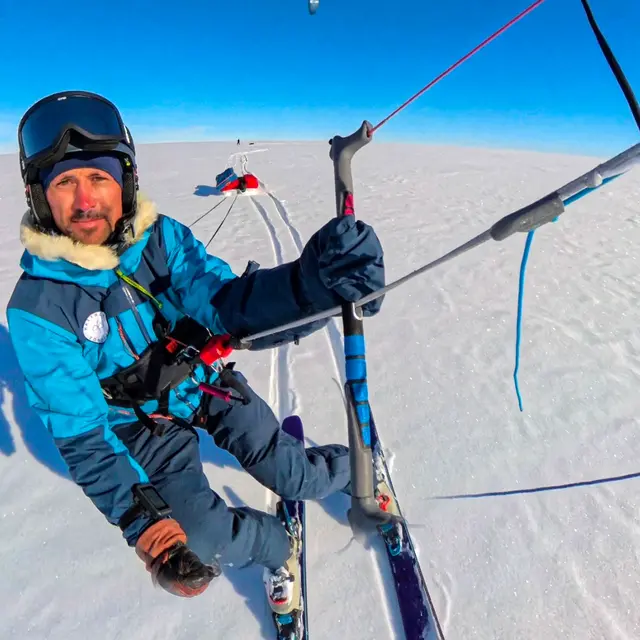 Matthieu Tordeur en snowkite en Antarctique durant l'expédition Under Antarctica