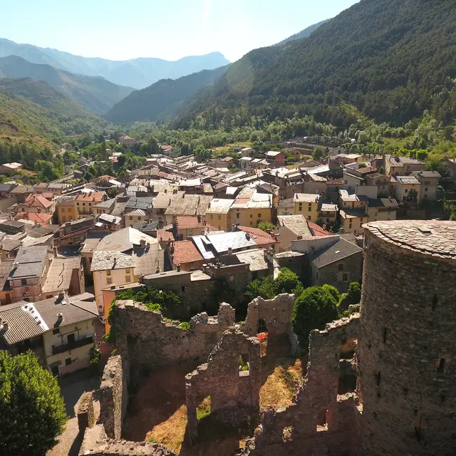 Vue du chateau et village