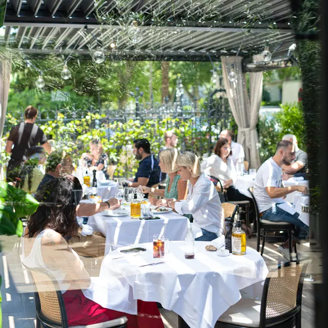 Nespo-restaurant-salle-veranda-deÌjeuner.jpg