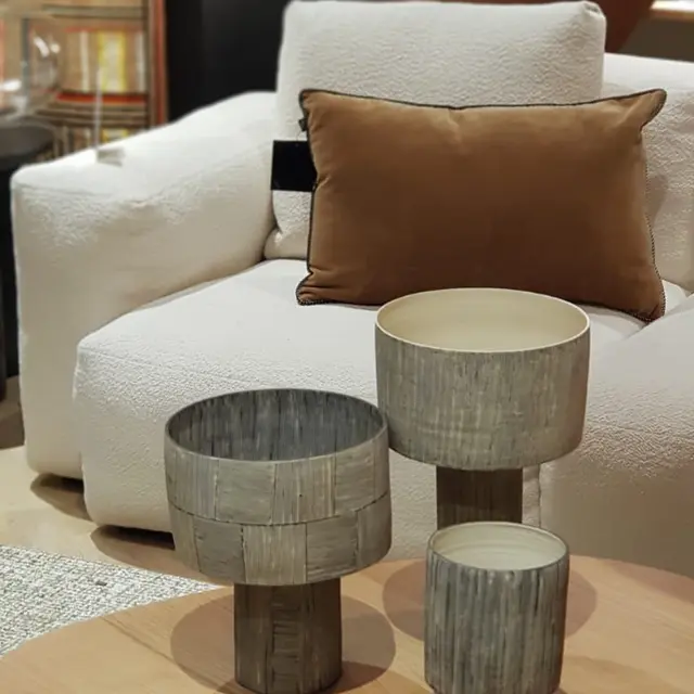 Grands pots, gré blanc incrustés de grès noir.