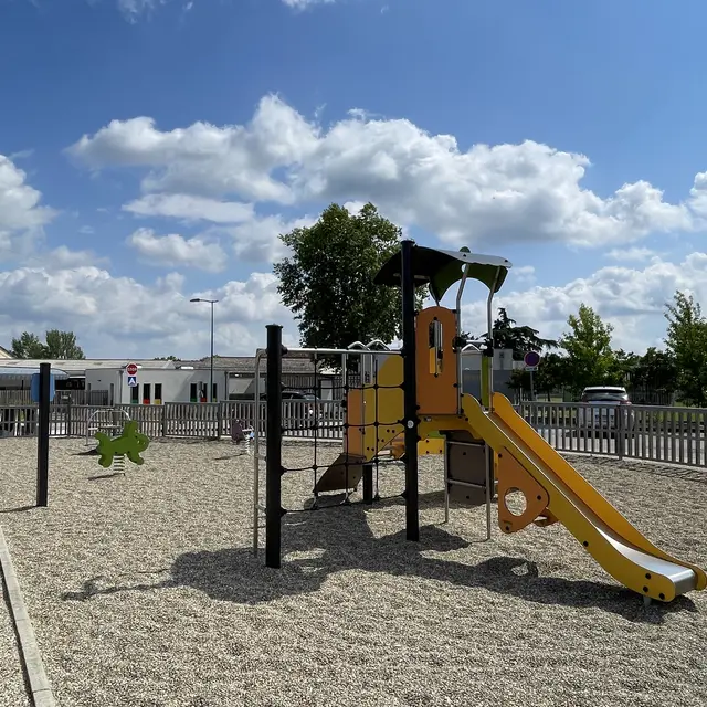 Aire de jeux à Léribosc_L'Honor-de-Cos