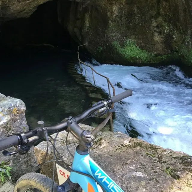 Vue sur la fontaine de Fontestorbes