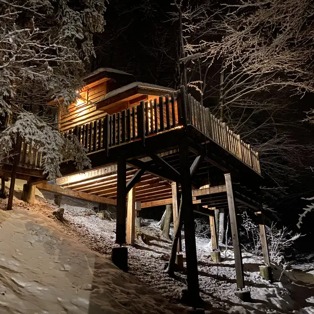 Là-Haut, cabanes perchées