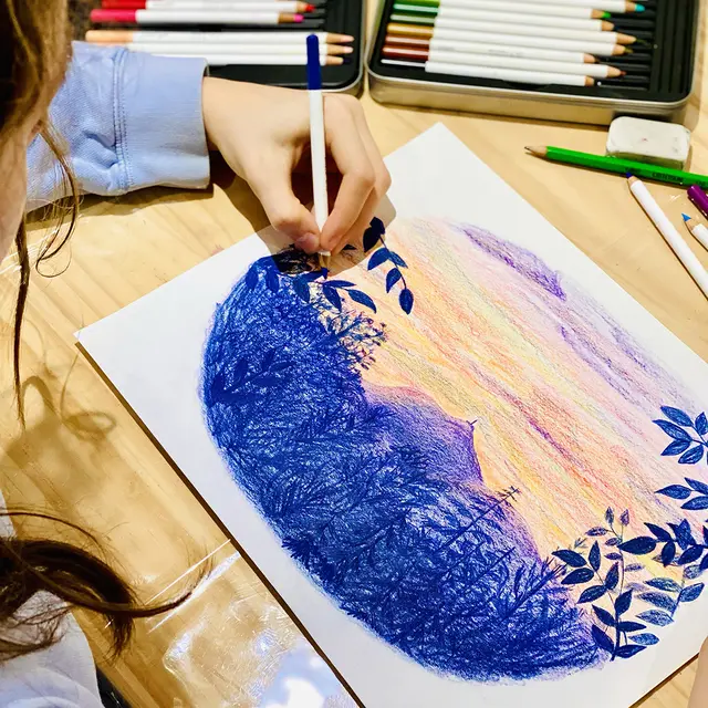 Dessin paysage aux crayons de couleur