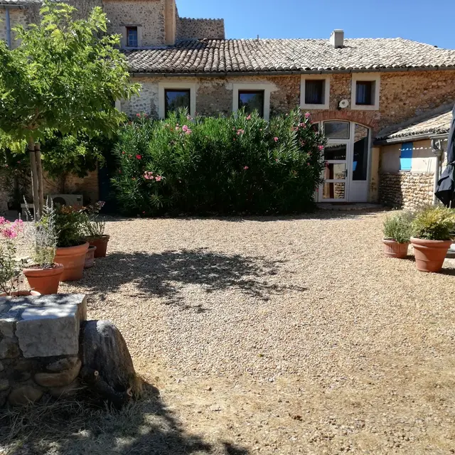 Cour des gîtes La Guérine