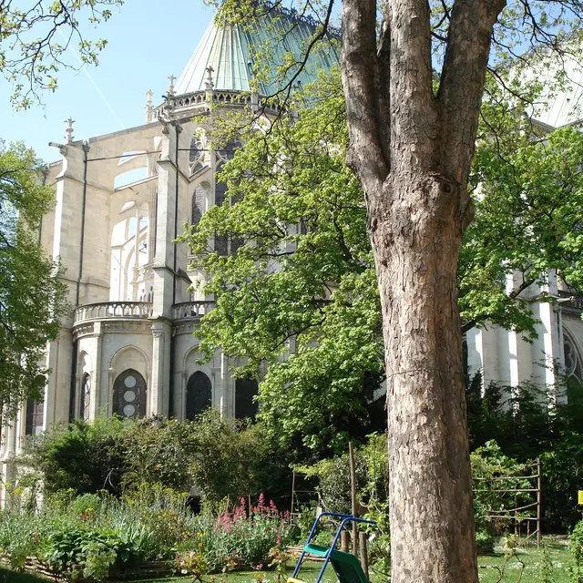 Jardin médiéval et chevet de la basilique