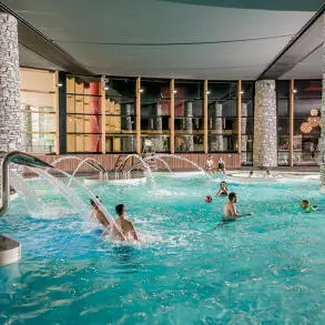 Initiation slackline au dessus de l'eau