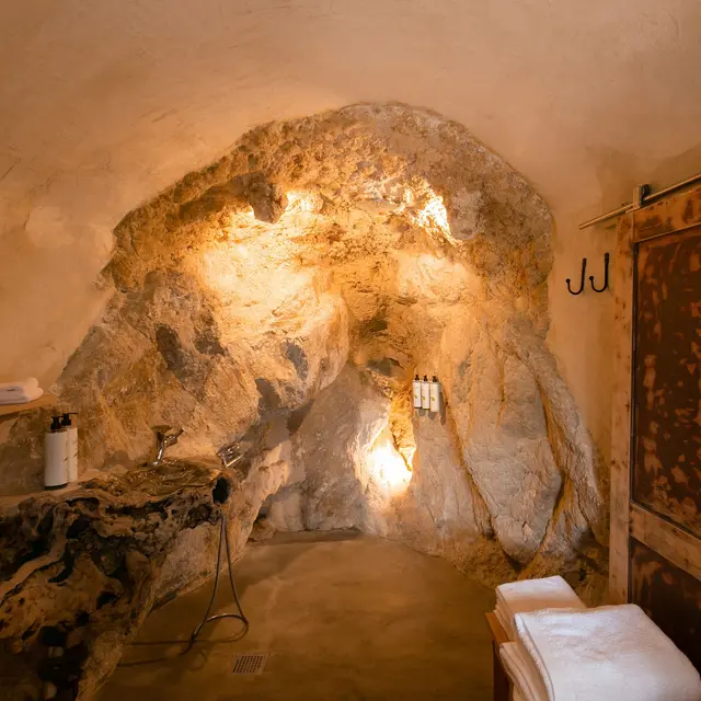 Amour troglodyte en Provence_Cotignac