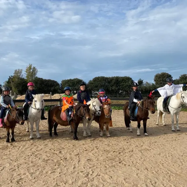 Enfants sur les poneys