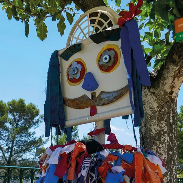 Un épouvantail au jardin