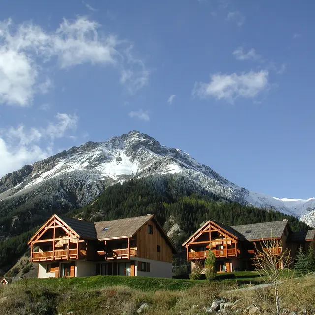 Chalet de l'extérieur en printemps