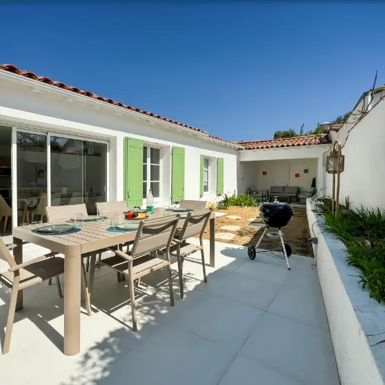 Terrasse avec barbecue et mobilier