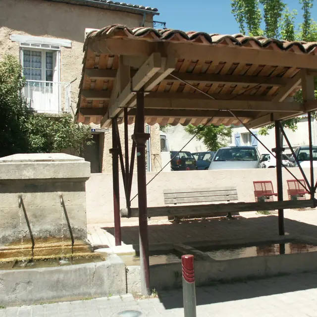 Fontaine de la placette à Oraison
