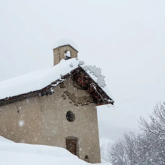 Village Puy-Saint-Vincent et chute de neige. Chapelle Saint Roch.