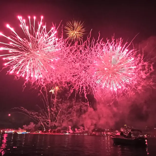 Feu d'artifice depuis un bateau - Un été étincelant à Martigues
