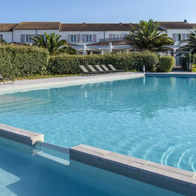 Bassin extérieur ouvert à la belle saison