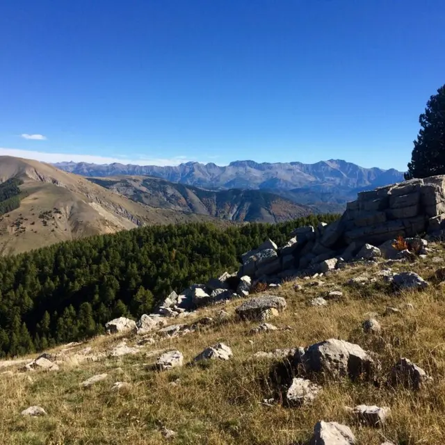 Sommets et lac des Monges au coucher du soleil