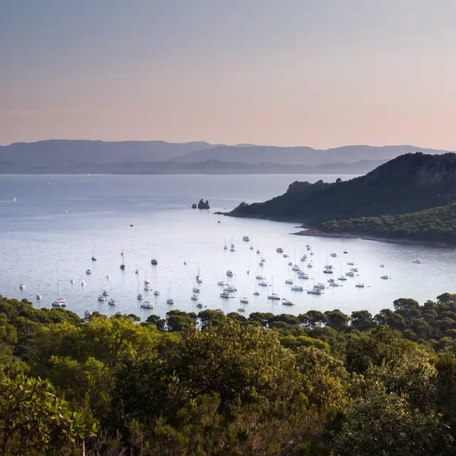 Vue sur la plage Notre-Dame et le cap des Mèdes