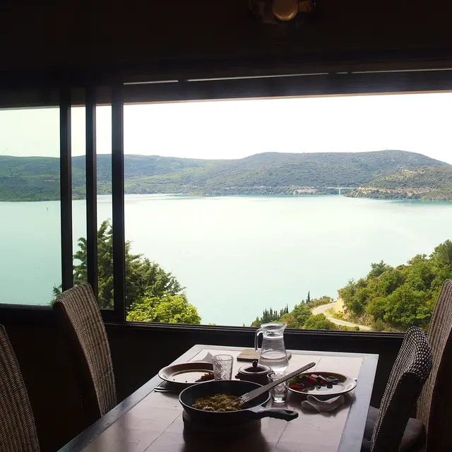 Vue panoramique sur le lac