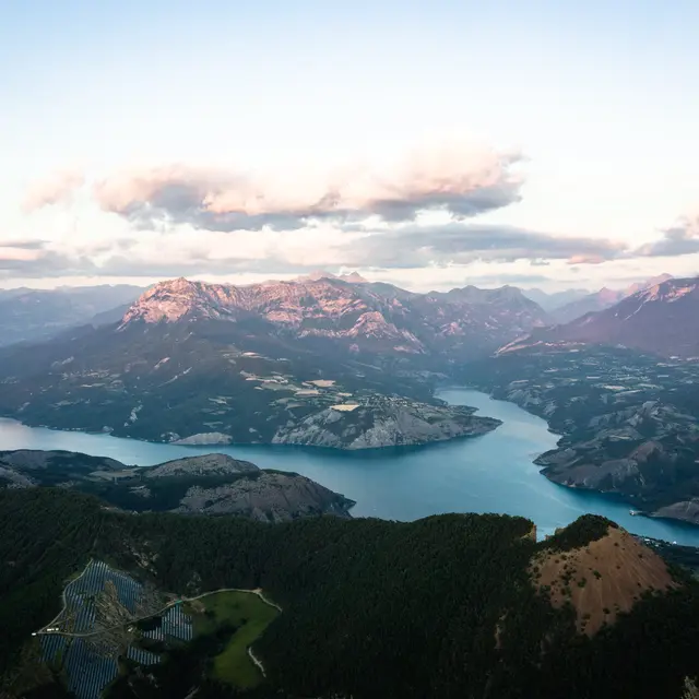 Vue à 360 sur le lac de Serre-Ponçon au sommet du Mont-Colombis