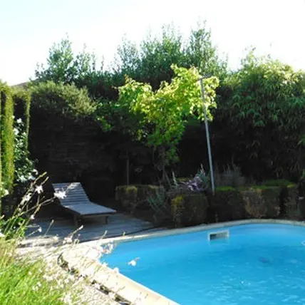 Piscine dans le jardin