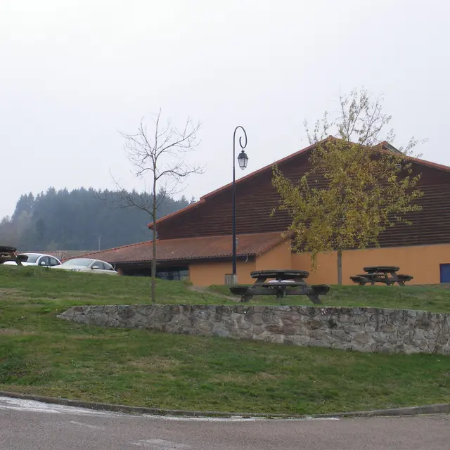 Aire de pique-nique  Salle des Sports Ambierle .jpg - La Mairie d'Ambierle.jpg