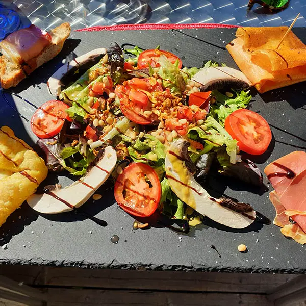 Plat de charcuterie salade tomates oignon