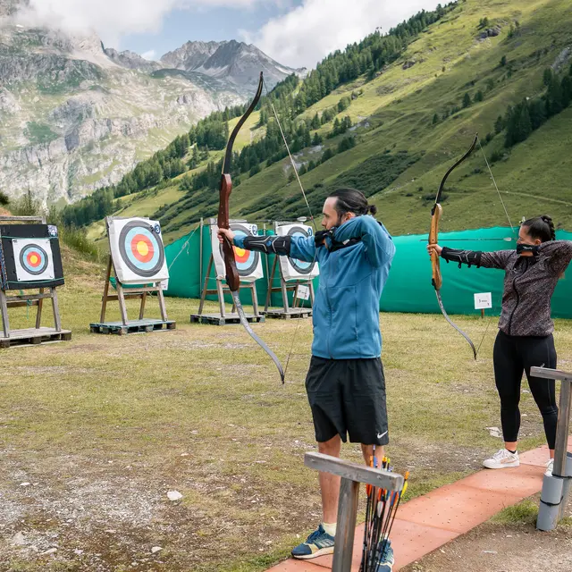 Groupe d'amis qui font du tir à l'arc à Val d'Isère