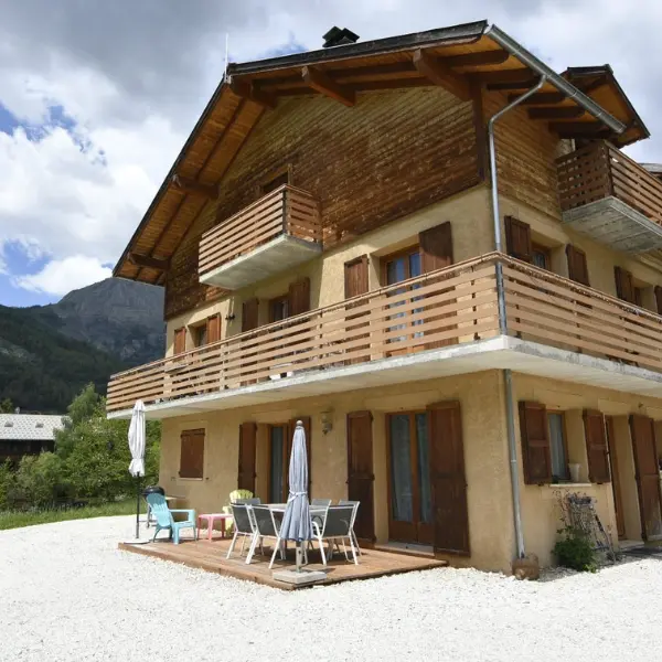 Chalet en bois sur 3 étages, terrasse, cour, espace dégagé