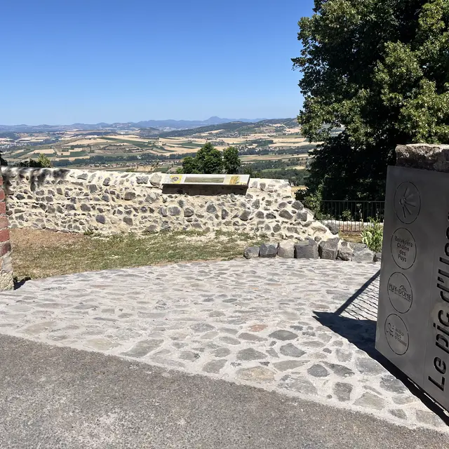 Belvédère sur la Chaîne des Puys_Usson